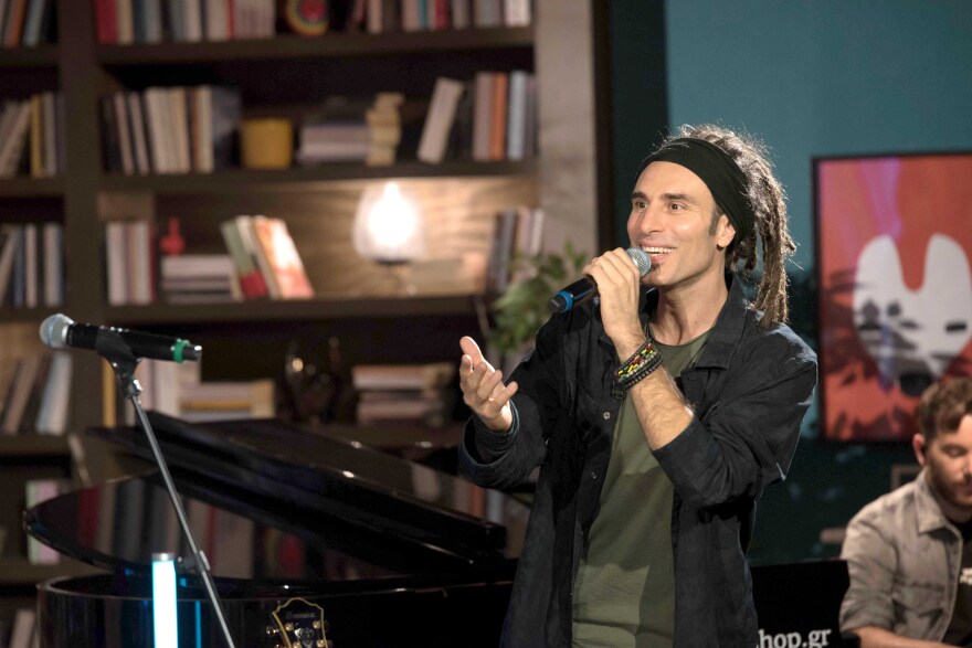 «Μουσικό Κουτί»: Οι ΦΑΤΜΕ συναντούν τους Locomondo σε ένα ρέγγε πάρτι με ροκ, παραδοσιακούς και ρεμπέτικους ήχους