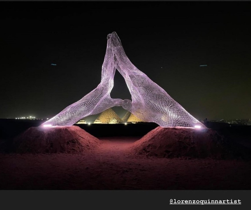 Όταν η σύγχρονη τέχνη «συνάντησε» το 7ο θαύμα του κόσμου τις Πυραμίδες στο οροπέδιο της Γκίζας