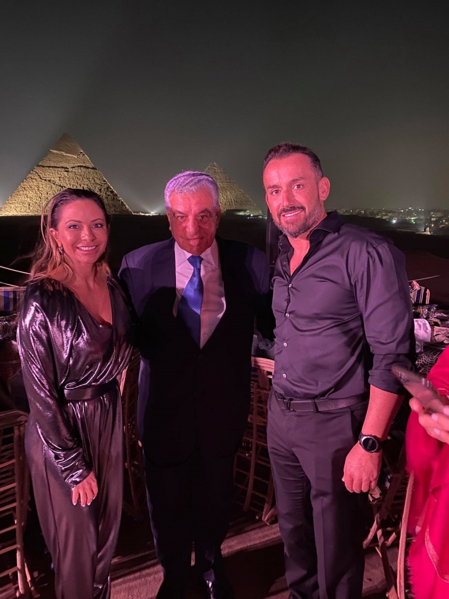 Όταν η σύγχρονη τέχνη «συνάντησε» το 7ο θαύμα του κόσμου τις Πυραμίδες στο οροπέδιο της Γκίζας