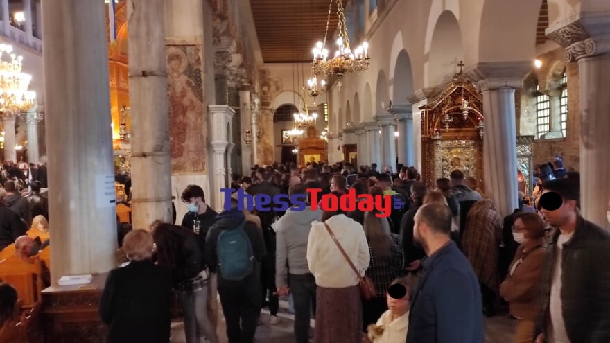 Συνωστισμός πιστών στον ναό του Αγίου Δημητρίου στη Θεσσαλονίκη - Χωρίς μάσκες φιλούν την εικόνα - Δείτε βίντεο
