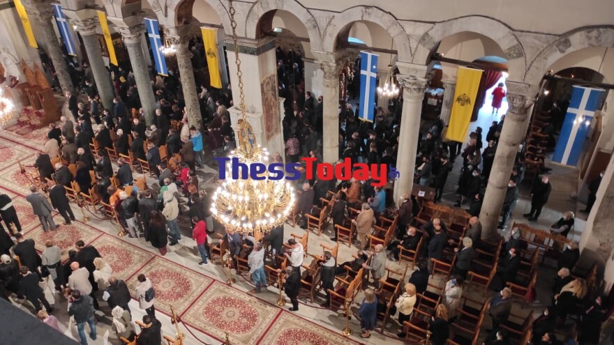 Συνωστισμός πιστών στον ναό του Αγίου Δημητρίου στη Θεσσαλονίκη - Χωρίς μάσκες φιλούν την εικόνα - Δείτε βίντεο