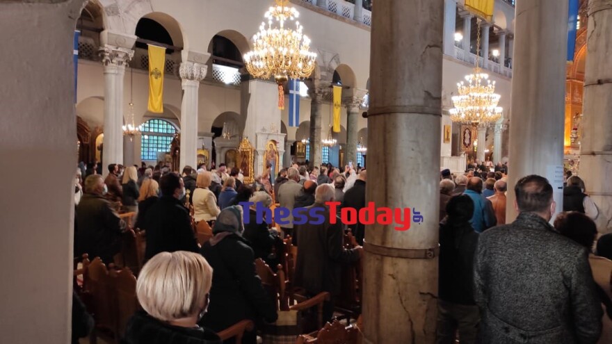 Συνωστισμός πιστών στον ναό του Αγίου Δημητρίου στη Θεσσαλονίκη - Χωρίς μάσκες φιλούν την εικόνα - Δείτε βίντεο