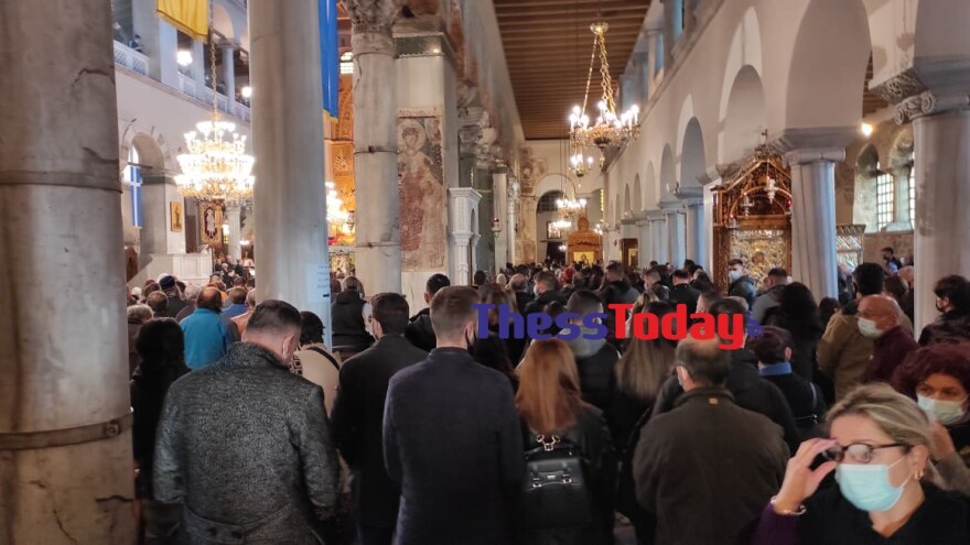 Συνωστισμός πιστών στον ναό του Αγίου Δημητρίου στη Θεσσαλονίκη - Χωρίς μάσκες φιλούν την εικόνα - Δείτε βίντεο