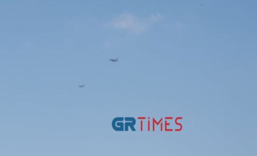 Spitfire και F-16 πετούν μαζί πάνω από τη Θεσσαλονίκη - Δείτε βίντεο και φωτογραφίες