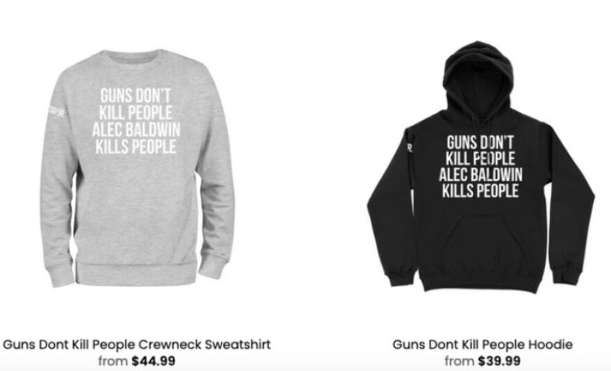 Ο γιος του Τραμπ τύπωσε μπλουζάκια: «Δεν σκοτώνουν τα όπλα, αλλά ο Άλεκ Μπάλντουιν»