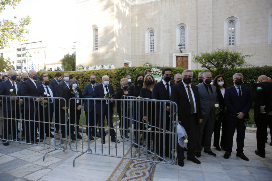 Φώφη Γεννηματά: Σύσσωμη η ΚΟ του ΚΙΝΑΛ στο λαϊκό προσκύνημα της σορού