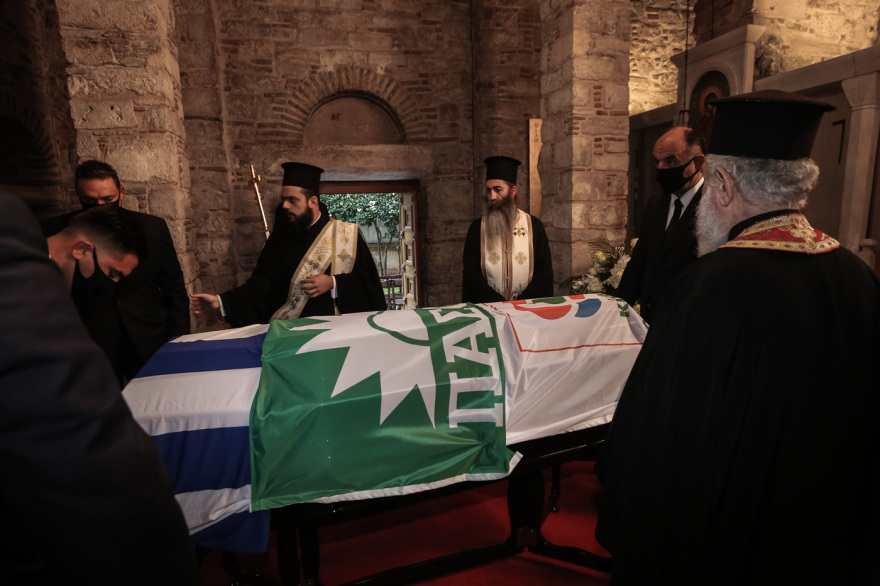 «Αθάνατη» - Όλη η Ελλάδα αποχαιρέτησε με χειροκροτήματα τη Φώφη Γεννηματά