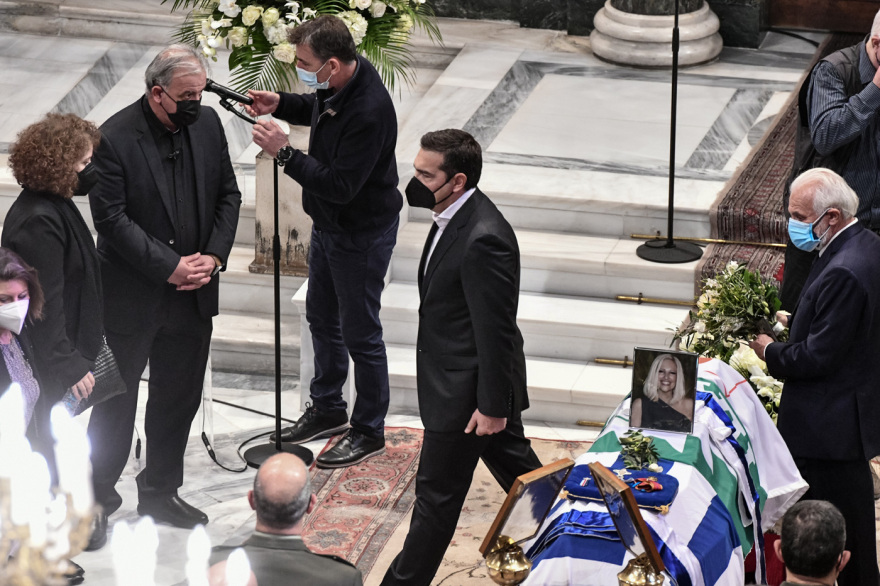 «Αθάνατη» - Όλη η Ελλάδα αποχαιρέτησε με χειροκροτήματα τη Φώφη Γεννηματά