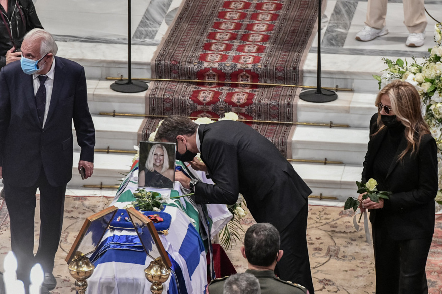 «Αθάνατη» - Όλη η Ελλάδα αποχαιρέτησε με χειροκροτήματα τη Φώφη Γεννηματά