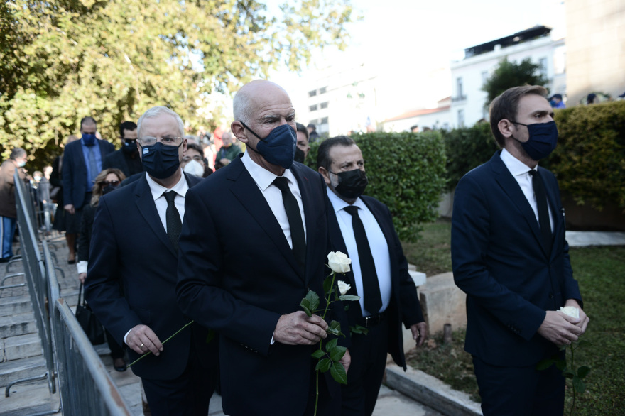 «Αθάνατη» - Όλη η Ελλάδα αποχαιρέτησε με χειροκροτήματα τη Φώφη Γεννηματά