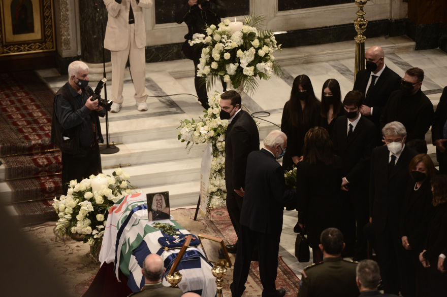 «Αθάνατη» - Όλη η Ελλάδα αποχαιρέτησε με χειροκροτήματα τη Φώφη Γεννηματά