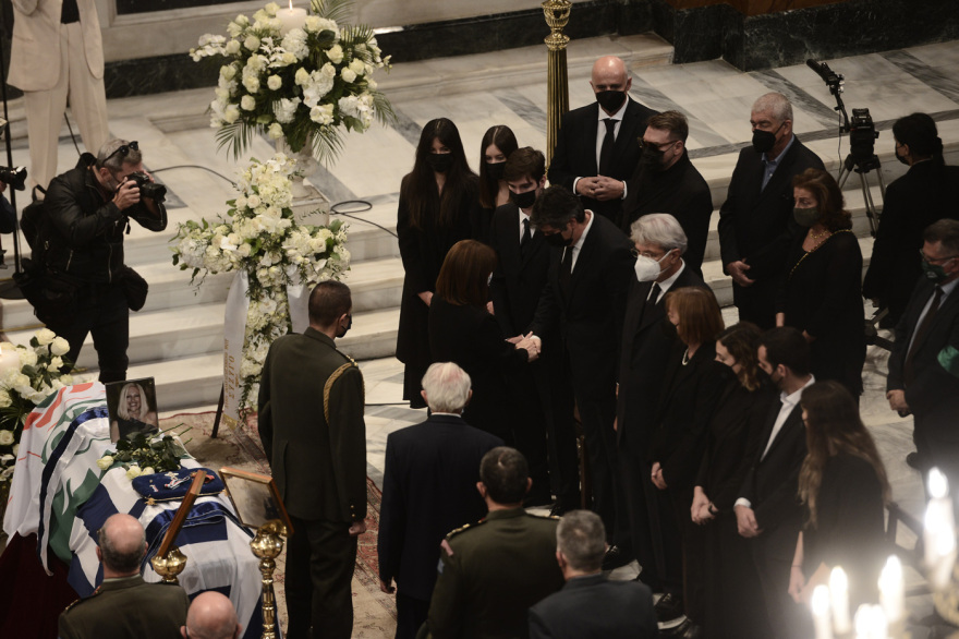 «Αθάνατη» - Όλη η Ελλάδα αποχαιρέτησε με χειροκροτήματα τη Φώφη Γεννηματά