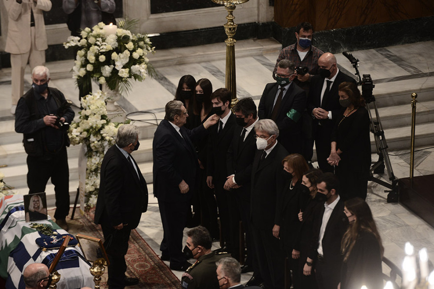 «Αθάνατη» - Όλη η Ελλάδα αποχαιρέτησε με χειροκροτήματα τη Φώφη Γεννηματά