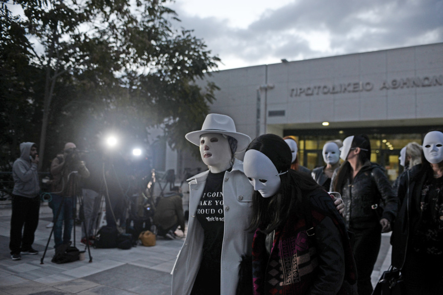 Επίθεση με βιτριόλι: Η δικαίωση της Ιωάννας - Φίλες της με μάσκες στο πλευρό της - «Ελπίζω οι κακοποιημένες γυναίκες να βρουν στο πρόσωπό μου την ελπίδα»