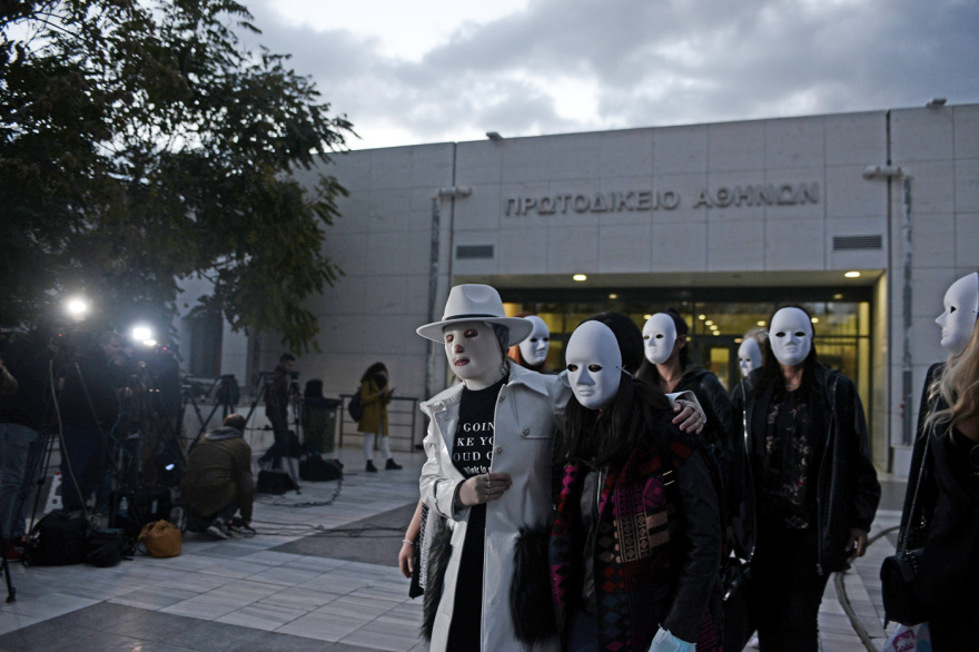 Επίθεση με βιτριόλι: Η δικαίωση της Ιωάννας - Φίλες της με μάσκες στο πλευρό της - «Ελπίζω οι κακοποιημένες γυναίκες να βρουν στο πρόσωπό μου την ελπίδα»