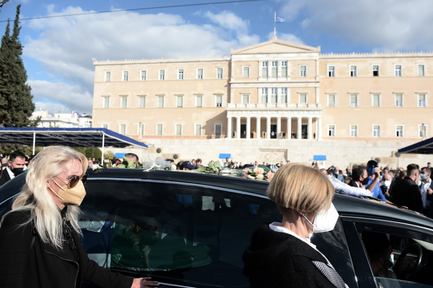 «Αθάνατη» - Όλη η Ελλάδα αποχαιρέτησε με χειροκροτήματα τη Φώφη Γεννηματά