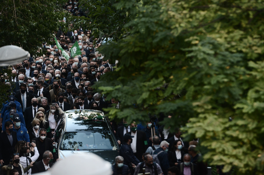 «Αθάνατη» - Όλη η Ελλάδα αποχαιρέτησε με χειροκροτήματα τη Φώφη Γεννηματά