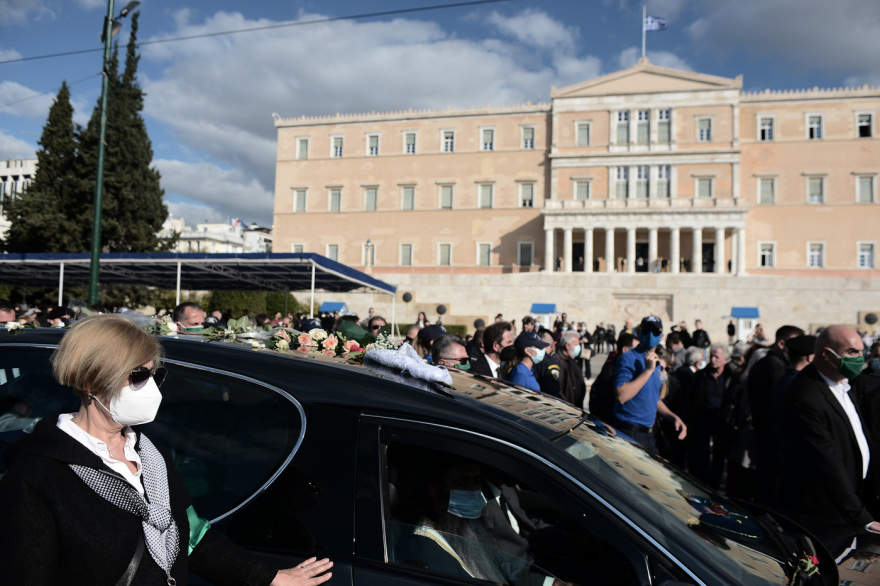 «Αθάνατη» - Όλη η Ελλάδα αποχαιρέτησε με χειροκροτήματα τη Φώφη Γεννηματά