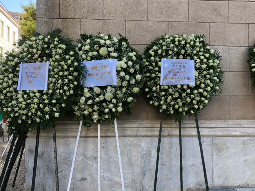 «Αθάνατη» - Όλη η Ελλάδα αποχαιρέτησε με χειροκροτήματα τη Φώφη Γεννηματά