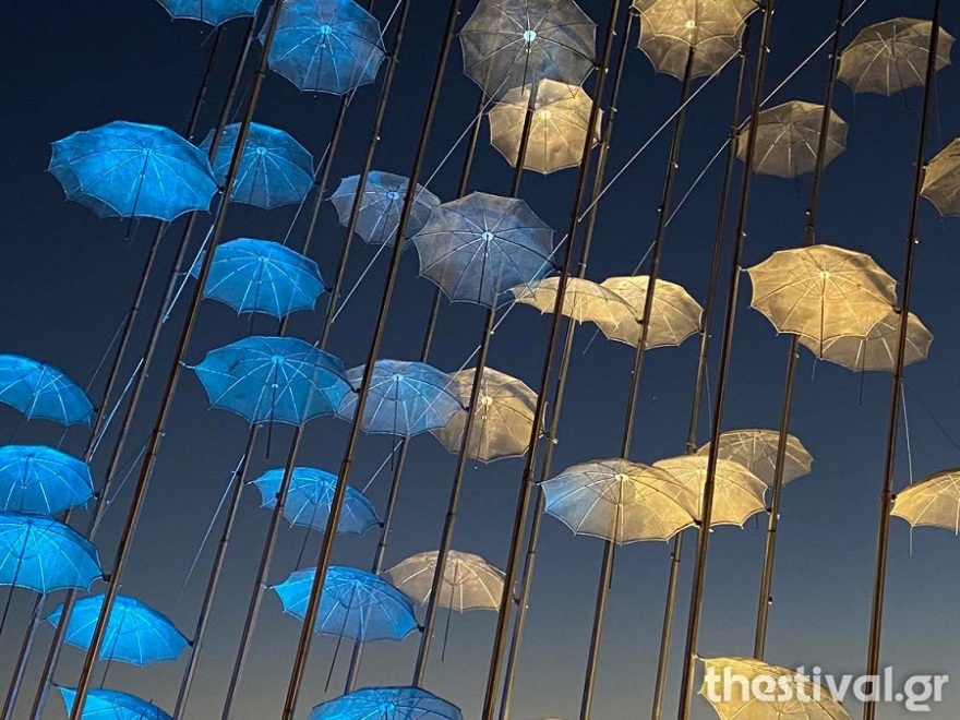 Στα γαλανόλευκα για την εθνική επέτειο οι «Ομπρέλες» στη Νέα Παραλία Θεσσαλονίκης