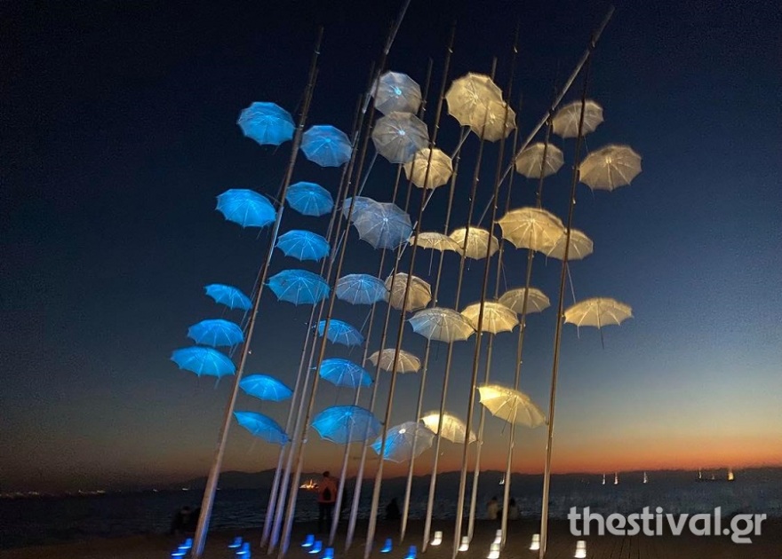 Στα γαλανόλευκα για την εθνική επέτειο οι «Ομπρέλες» στη Νέα Παραλία Θεσσαλονίκης