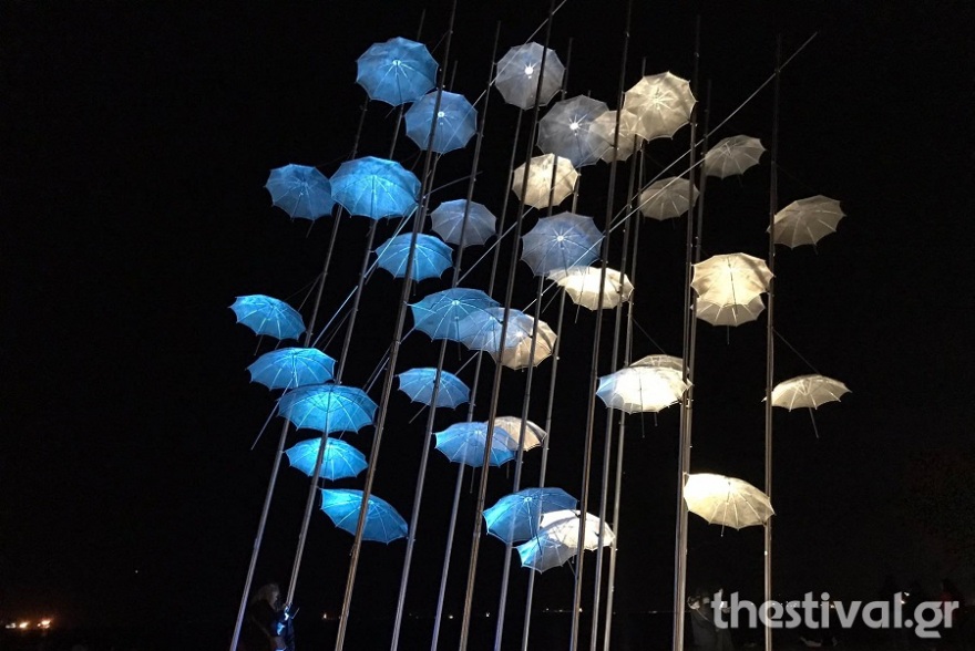 Στα γαλανόλευκα για την εθνική επέτειο οι «Ομπρέλες» στη Νέα Παραλία Θεσσαλονίκης