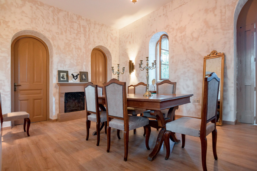 Η βίλα που έζησε ο Άγγελος Σικελιανός στο Ξυλόκαστρο είναι ένα μικρό παλάτι - Δείτε φωτογραφίες