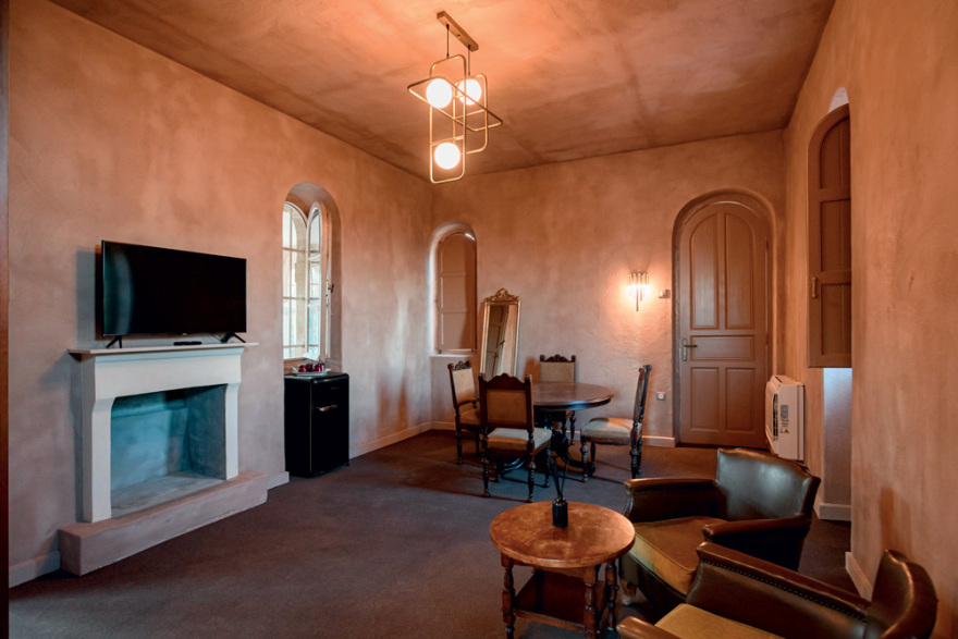 Η βίλα που έζησε ο Άγγελος Σικελιανός στο Ξυλόκαστρο είναι ένα μικρό παλάτι - Δείτε φωτογραφίες