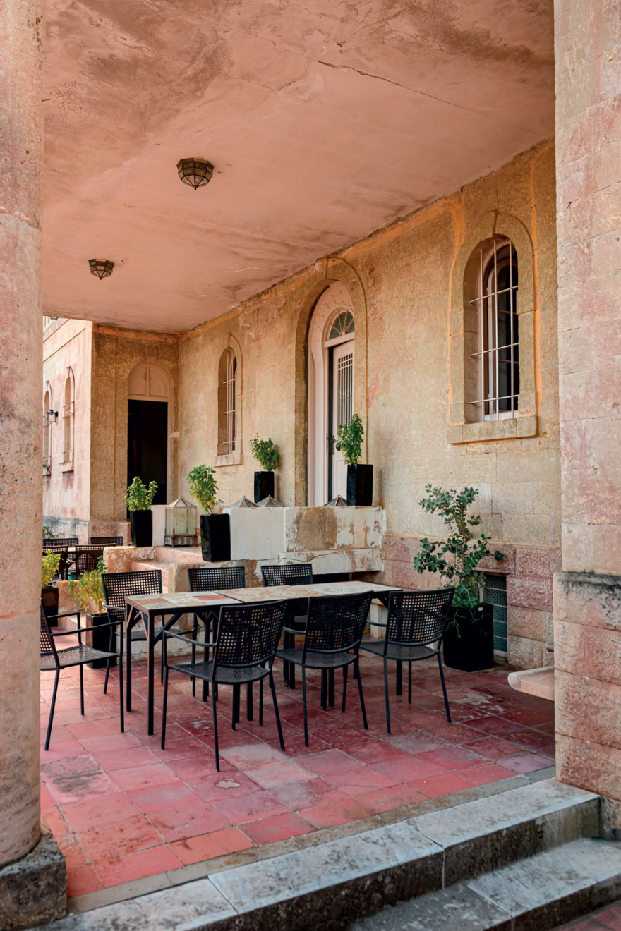 Η βίλα που έζησε ο Άγγελος Σικελιανός στο Ξυλόκαστρο είναι ένα μικρό παλάτι - Δείτε φωτογραφίες