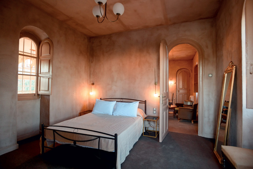 Η βίλα που έζησε ο Άγγελος Σικελιανός στο Ξυλόκαστρο είναι ένα μικρό παλάτι - Δείτε φωτογραφίες