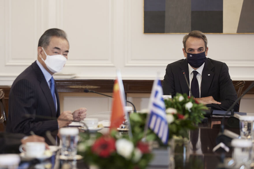 Συνάντηση Μητσοτάκη με τον ΥΠΕΞ της Κίνας: «Οι διμερείς σχέσεις αναπτύσσονται πολύ ομαλά»