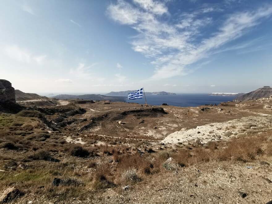 28η Οκτωβρίου: Η μεγαλύτερη ελληνική σημαία υψώθηκε στη Σαντορίνη - Δείτε βίντεο