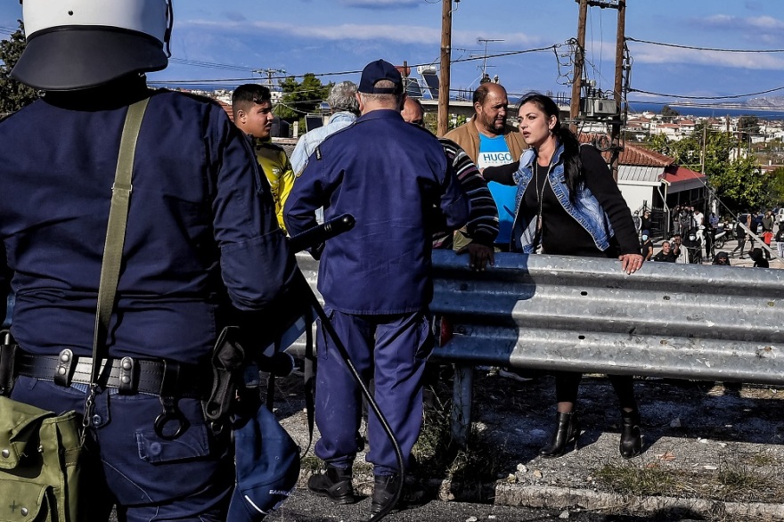 Άνοιξε η εθνική οδός Κορίνθου - Πατρών στο Ζευγολατιό - Αποχώρησαν οι Ρομά - Σκηνές... πεδίου μάχης