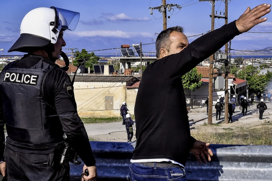 Άνοιξε η εθνική οδός Κορίνθου - Πατρών στο Ζευγολατιό - Αποχώρησαν οι Ρομά - Σκηνές... πεδίου μάχης