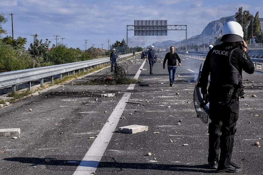 Άνοιξε η εθνική οδός Κορίνθου - Πατρών στο Ζευγολατιό - Αποχώρησαν οι Ρομά - Σκηνές... πεδίου μάχης