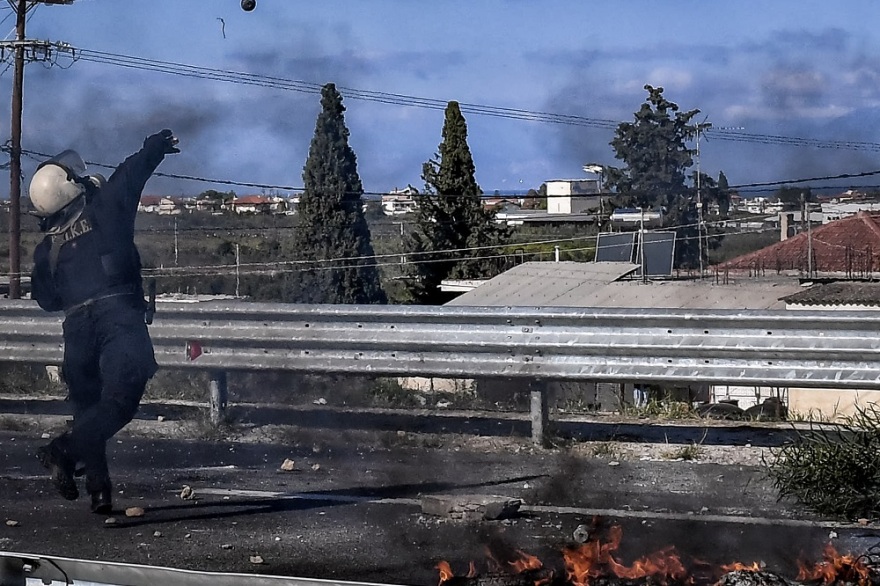 Άνοιξε η εθνική οδός Κορίνθου - Πατρών στο Ζευγολατιό - Αποχώρησαν οι Ρομά - Σκηνές... πεδίου μάχης