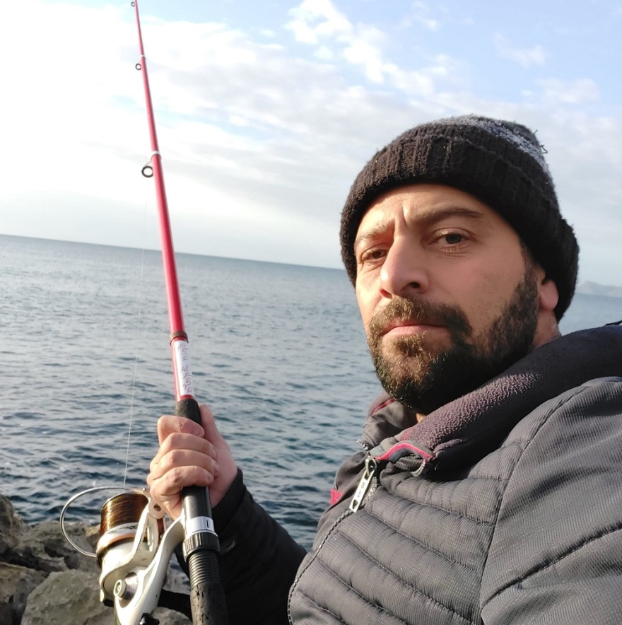 Τραγωδία στο Ηράκλειο: Αυτός είναι ο ερασιτέχνης ψαράς που έχασε τη ζωή του - Το σπαρακτικό «αντίο» της γυναίκας του