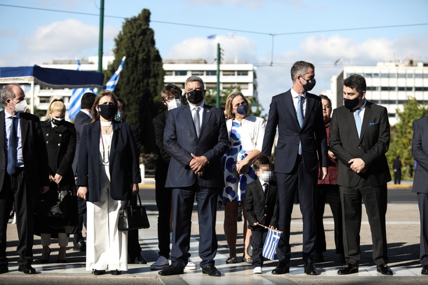 28η Οκτωβρίου: Ο Κώστας Μπακογιάννης με τον μικρότερο γιο του στην παρέλαση – Δείτε φωτογραφίες