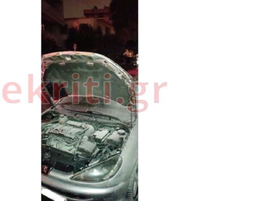 Τυλίχθηκαν στις φλόγες δύο οχήματα στο Ηράκλειο - Δείτε φωτογραφίες