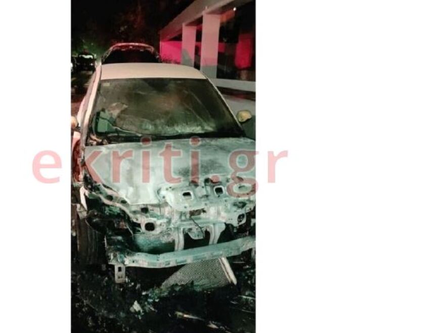 Τυλίχθηκαν στις φλόγες δύο οχήματα στο Ηράκλειο - Δείτε φωτογραφίες