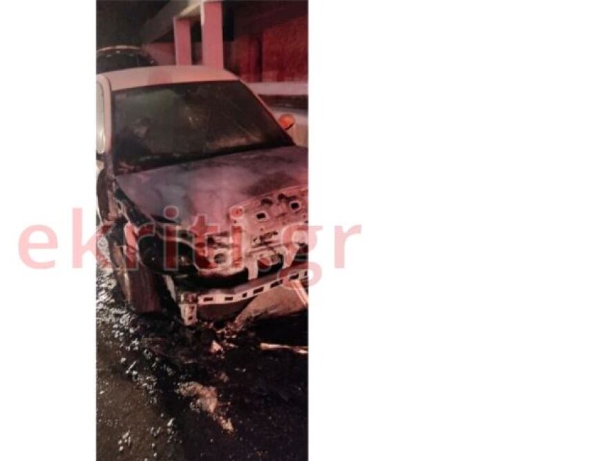 Τυλίχθηκαν στις φλόγες δύο οχήματα στο Ηράκλειο - Δείτε φωτογραφίες