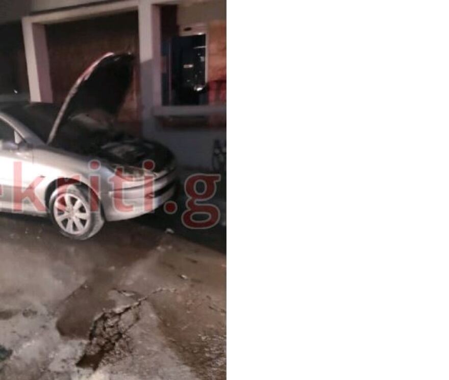 Τυλίχθηκαν στις φλόγες δύο οχήματα στο Ηράκλειο - Δείτε φωτογραφίες