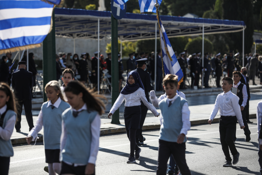 28η Οκτωβρίου: Ο μαύρος σημαιοφόρος που έκλεψε την παράσταση στην μαθητική παρέλαση στο Σύνταγμα
