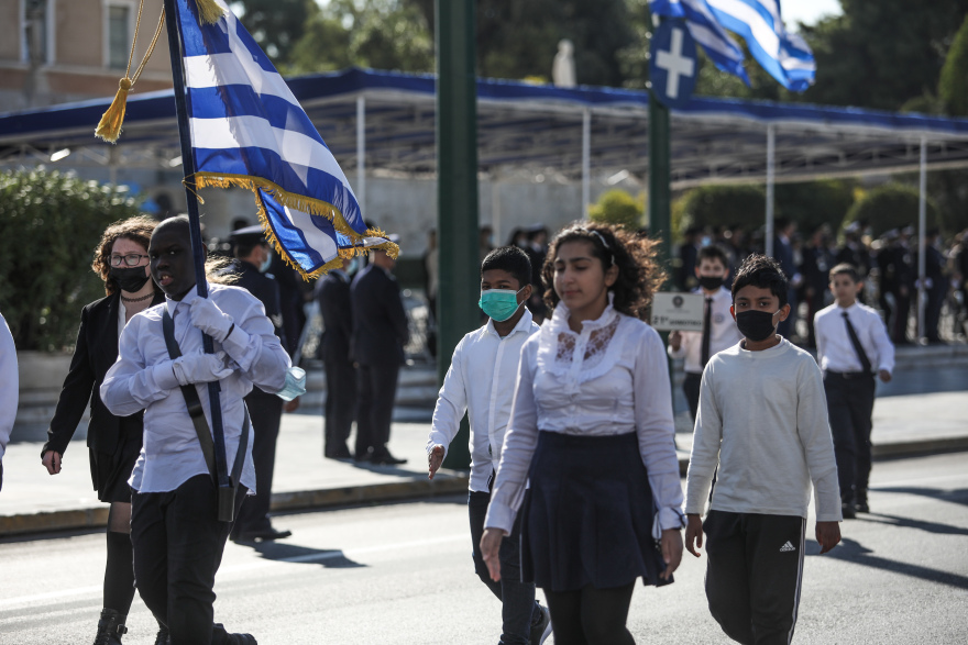 28η Οκτωβρίου: Ο μαύρος σημαιοφόρος που έκλεψε την παράσταση στην μαθητική παρέλαση στο Σύνταγμα