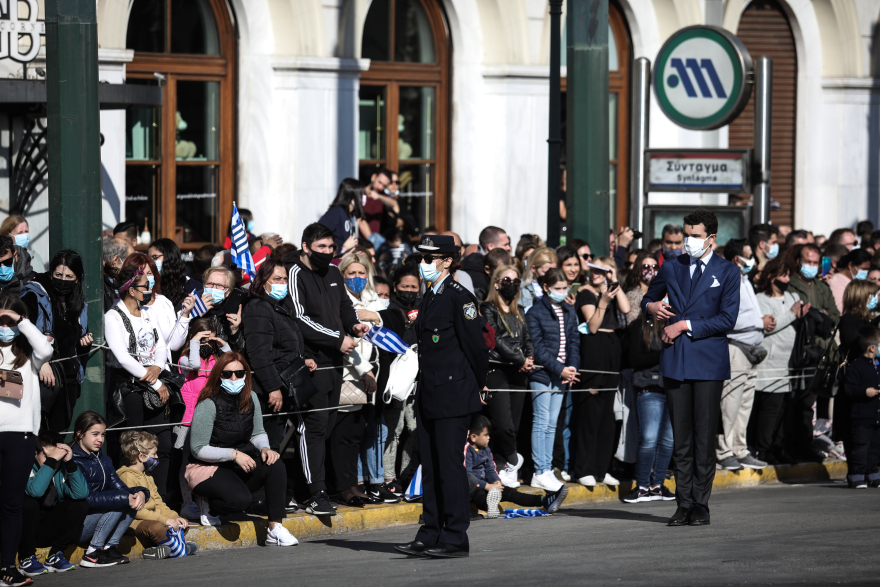 28η Οκτωβρίου: Ο μαύρος σημαιοφόρος που έκλεψε την παράσταση στην μαθητική παρέλαση στο Σύνταγμα