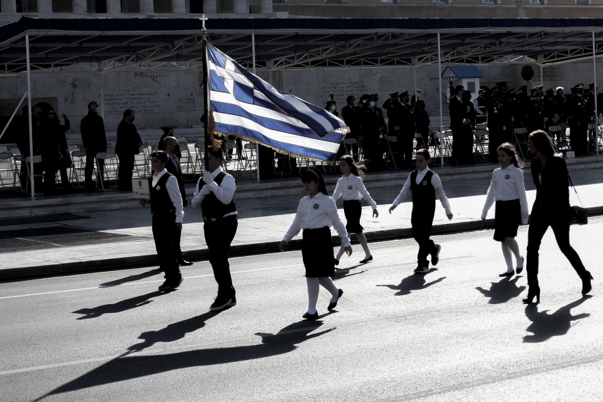 28η Οκτωβρίου: Ο μαύρος σημαιοφόρος που έκλεψε την παράσταση στην μαθητική παρέλαση στο Σύνταγμα