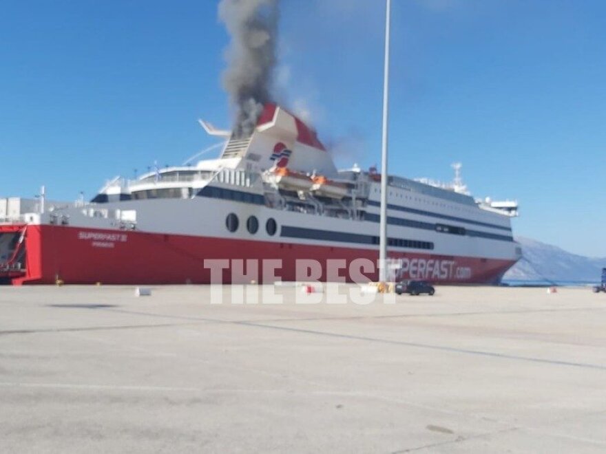 Συναγερμός στο λιμάνι της Πάτρας: Φωτιά σε πλοίο - Δείτε φωτογραφίες