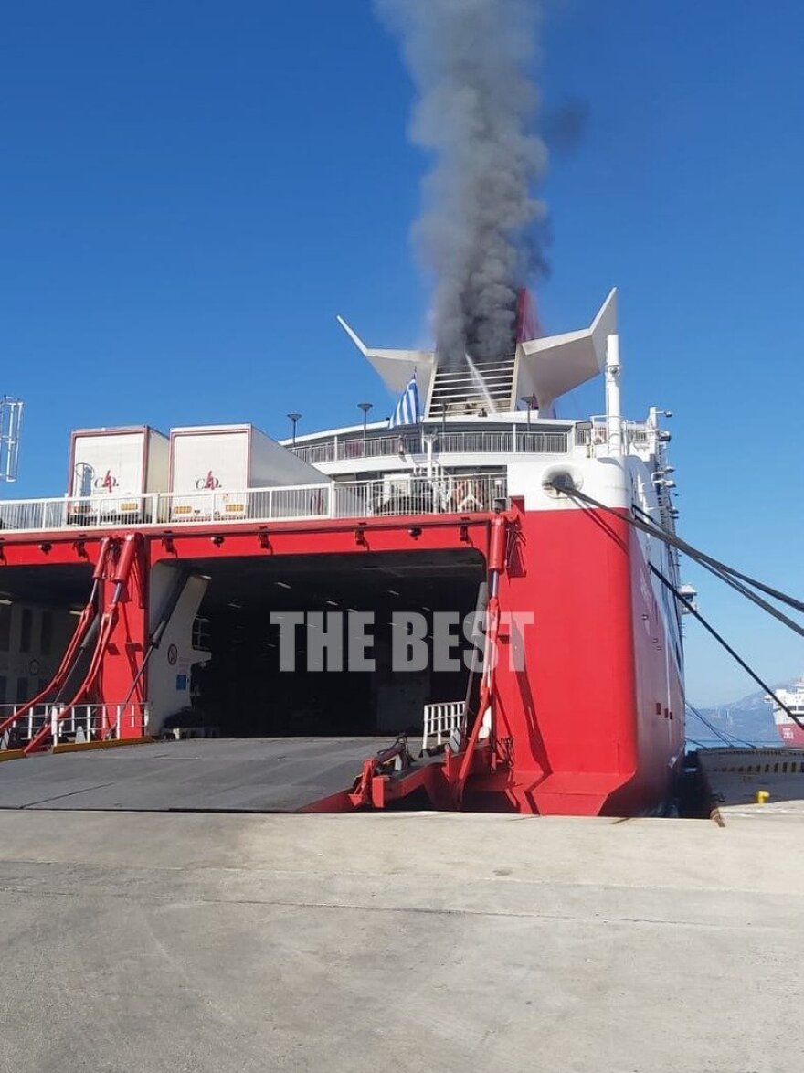 Συναγερμός στο λιμάνι της Πάτρας: Φωτιά σε πλοίο - Δείτε φωτογραφίες
