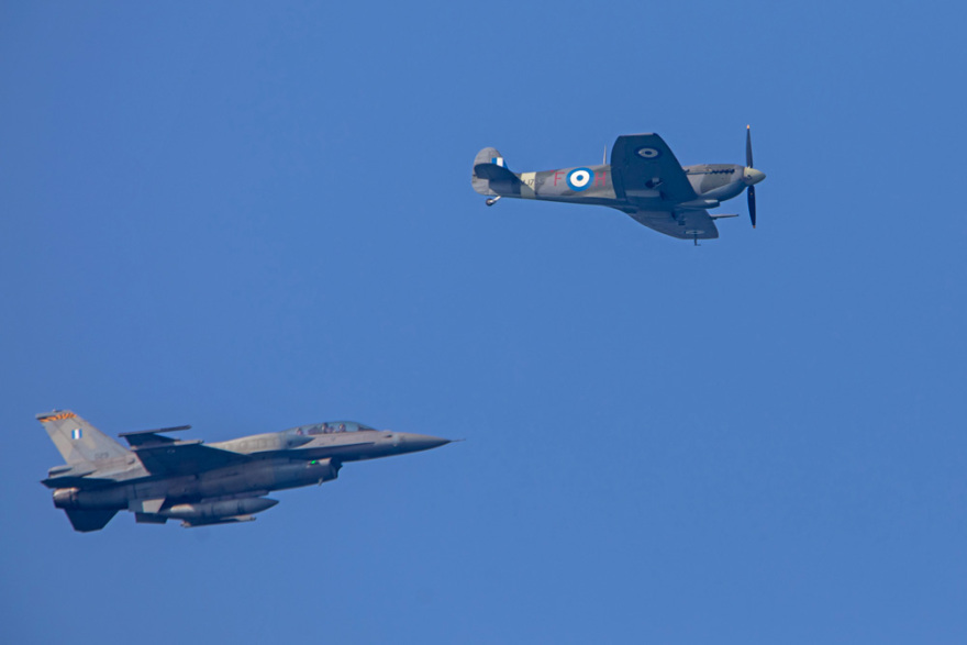 Έκλεψαν τις εντυπώσεις οι αλεξιπτωτιστές στην παρέλαση της Θεσσαλονίκης - Δείτε βίντεο και φωτογραφίες 