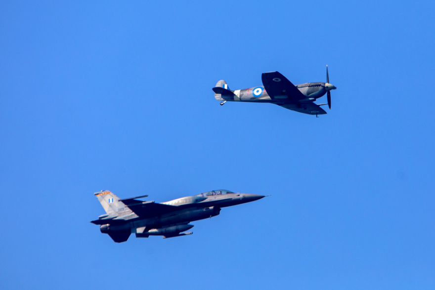 Έκλεψαν τις εντυπώσεις οι αλεξιπτωτιστές στην παρέλαση της Θεσσαλονίκης - Δείτε βίντεο και φωτογραφίες 